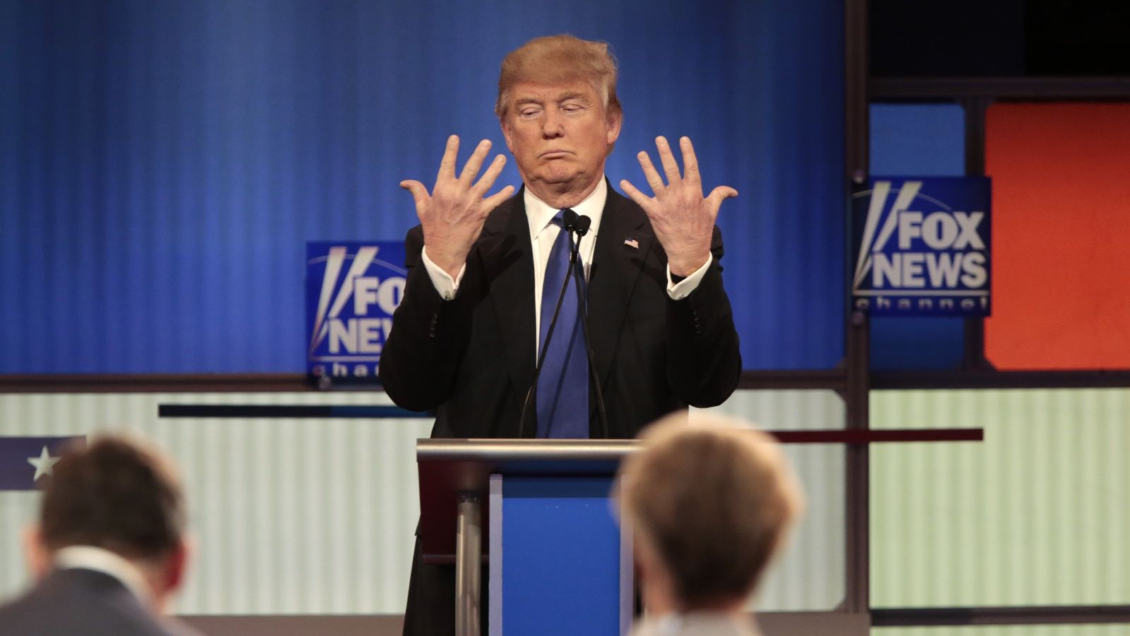 Trump shows the crowd his AAA battery sized fingers